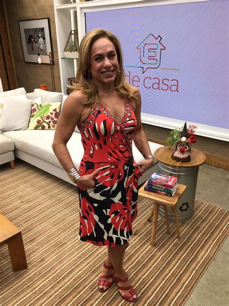 Cissa guimarães mostra a dica de como fazer sacolé. Cissa Guimarães investe em look leve para celebrar o Natal ...