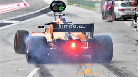 Il messicano della racing point ha fatto un vero e proprio capolavoro, recuperando dalla diciottesima alla prima in aggiornamento. Fernando Alonso McLaren MCL33 and tyre smoke during ...