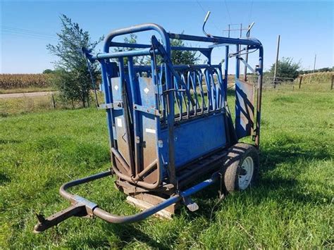 Priefert 81 Cattle Squeeze Chute With Headgate Portable 2 Ball P235