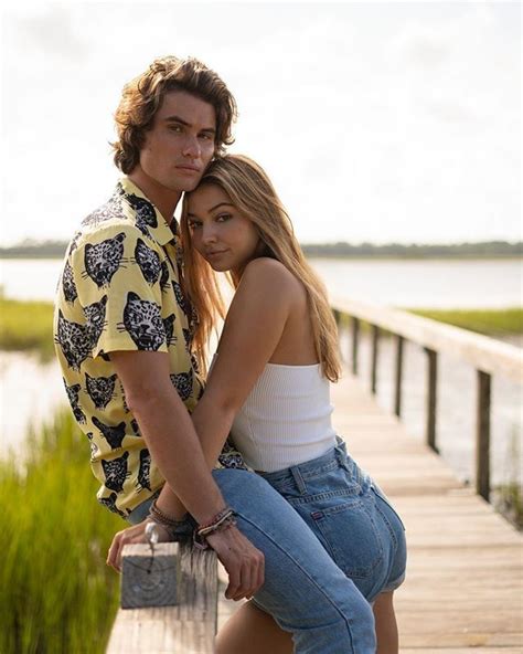 Madelyn Cline Et Chase Stokes Couple