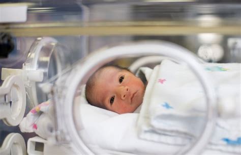 Consejos Para Cuidar A Un Bebé Prematuro Seguros Sura Colombia