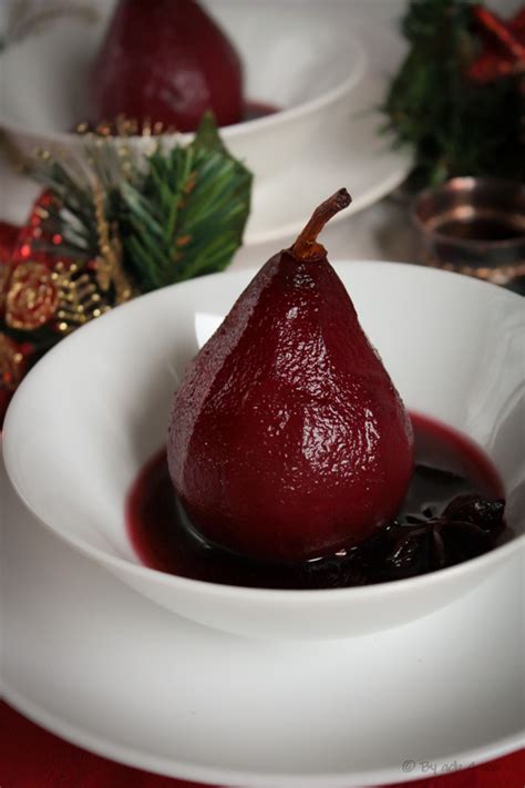 Poires pochées au vin rouge épicé pour un Noël végétal