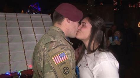 Video Returning Soldier Surprises Wife During Photo Shoot Abc News