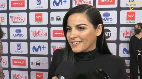 Maite Perroni em entrevista durante tapete vermelho Prêmios Platino