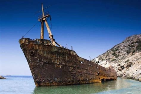 25 Haunting Shipwrecks Around The World Shipwreck Abandoned Ships