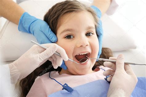 Dentist Examining Girls Teeth — Stock Photo © Belchonock 118111558