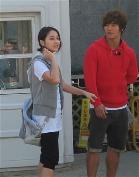 Running man was classified as an urban action variety; Lee Min Jung gets friendly with Kim Jong Kook on Running ...