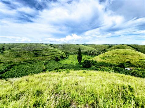 Berselfie Dengan Pemandangan Cantik Khas Bukit Teletubbies Nusa Penida