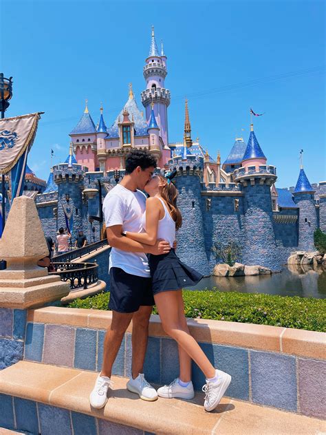 Pin By Laura Camila On Proyectos Que Intentar Disneyland Couples