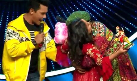 Contestant Kisses Neha Kakkar On Indian Idol 11 Anu Malik Aditya