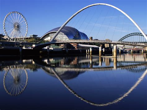 The millennium bridge was a pedestrian suspension bridge that crossed the river thames in london. Gateshead Millennium Bridge, England Wallpapers | HD ...
