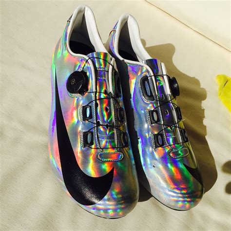 Mark cavendish will be wearing some very flash shoes at the tour de france, inspired by the nike mercurial football boots made famous by ronaldo. De indrukwekkende schoenencollectie van Adam Blythe ...