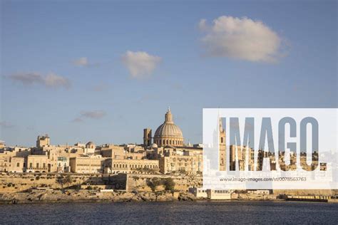 Skyline Von Valetta Der Hauptstadt Von Malta Kuppel Der Karmeliter
