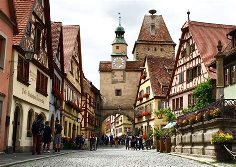 Rothenburg ob der tauber is a town along the romantic road in bavaria, germany, about halfway in between frankfurt and munich. Die Scheinstadt Rothenburg ob der Tauber - Main