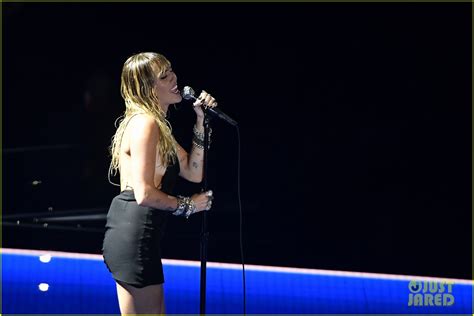 Miley Cyrus Gives First Live Performance Of Slide Away At Mtv Vmas