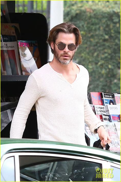 Chris Pine Flips Off The Paparazzi After His Newsstand Stop Photo