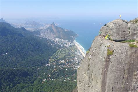 Es el mayor monolito del mundo, en una costa. Pedra da Gávea, Rio de Janeiro, RJ, Brazil | Dronestagram