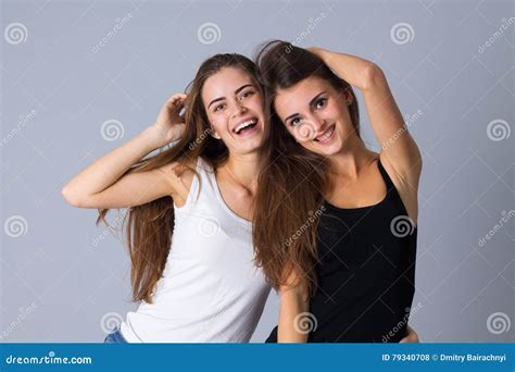 Embrassement De Deux Jeunes Femmes Photo Stock Image Du Caucasien