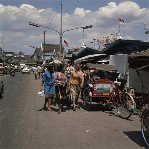 Komunitas toyota corolla retro makassar mengadakan acara yakni touring ke tana toraja. Street scene, Jakarta, 1971 (http://www.gahetna.nl ...