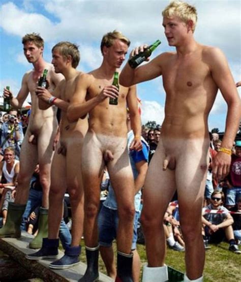 Homens pelados em público em fotos bizarras