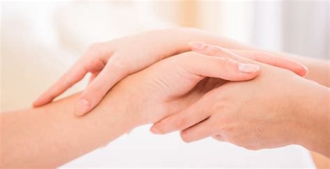 mujer que recibe un masaje de manos en el spa de salud foto premium