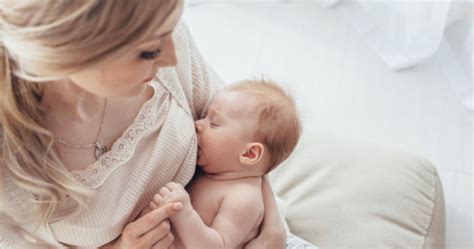 La lactancia materna también ofrece múltiples beneficios para la mamá, a quien ayuda a recuperarse después del embarazo y reduce el riesgo de padecer depresión posparto. This Woman Was Able To Breastfeed The Child She Adopted