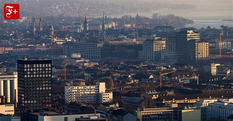 Mit 82% glaubt die grosse mehrheit der banken, dass die zinsen in der schweiz auch noch in zehn jahren sehr tief sein werden. Schweizer Banken warnen vor den Risiken der negativen Zinsen