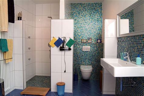 Was kostet fliesen verlegen in bad und küche? DIY Academy: Mosaikfliesen verlegen im Badezimmer ...