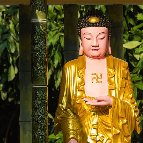 Kek lok si is the largest buddhist temple in malaysia and one of the largest in southeast asia. Article: Visit Kek Lok Si Temple Penang Malaysia | YesNomads
