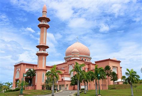 Below is the list of best universities in malaysia, comprised of public and private universities based on the recent qs world university rankings 2020 like other public universities in malaysia, ukm also has a large intake of both undergraduate and postgraduate students. University Malaysia Sabah (UMS) - koyong travel