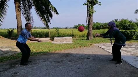 Latihan kemahiran manipulatif sains tahun 3. Kemahiran menerima bola PJ tahun 3 - YouTube