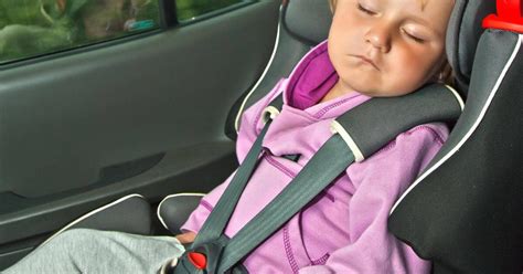 Generell sind kinder im auto am besten auf altersgerechten sitzen auf den hinteren plätzen, also der rückbank untergebracht. Kinder im Auto anschallen: Das sollten Sie beachten | WEB.DE