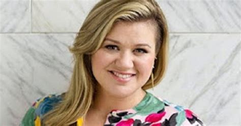 Kelly Clarkson Shuts Up Body Shamer With Four Perfectly Selected Words