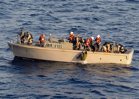 Somalische piraterij is een bedreiging voor de internationale scheepvaart sinds het begin van de burgeroorlog in somalië in het begin van de jaren 1990.sinds 2005 maken verschillende internationale organisaties, zoals de international maritime organization en het wereldvoedselprogramma zich zorgen over de toename van de piraterij EagleSpeak: Somali Pirates: USS Ashland Captures Pirates