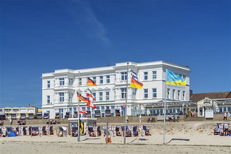 Unser haus liegt direkt zwischen der fähre und der innenstadt von norderney. Haus am Weststrand auf der Insel … - Bild kaufen ...