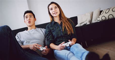 Girlfriend Really Dragging Her Feet in Co-Op Game She's Being Forced to