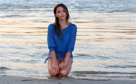 無料画像 ビーチ 海岸 砂 海洋 女の子 女性 波 休暇 脚 ブルネット モデル 春 座っている ファッション 青 シーズン 水域 夕方に ドレス
