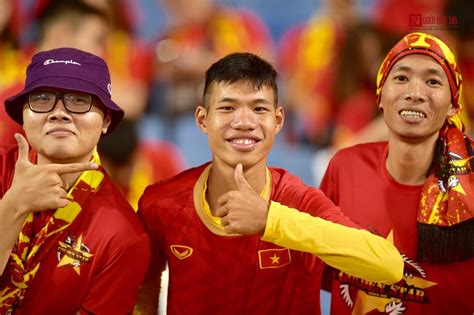 Trang chủ fifa nhận định tính chất khốc liệt ở màn so tài giữa đt việt nam và uae cho tấm vé đi tiếp tại vòng loại world cup 2022. CĐV Việt Nam - UAE sánh vai chụp ảnh selfie trước trận ...