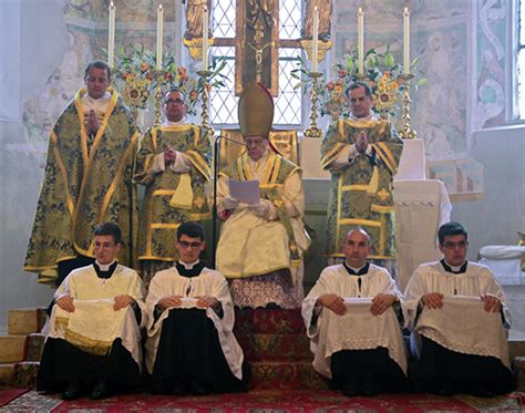 Catholicvs El Obispo De Coira Oficia La Solemne Santa Misa Tridentina