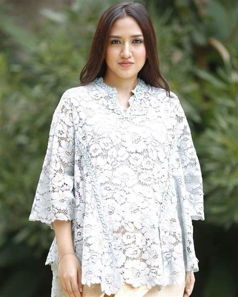 Akan tetapi, jangan lupa untuk memilih dress brokat untuk membuatnya terlihat lebih elegan. Tips & Cara Memilih Model Kebaya Untuk Wanita Gemuk | Jual ...