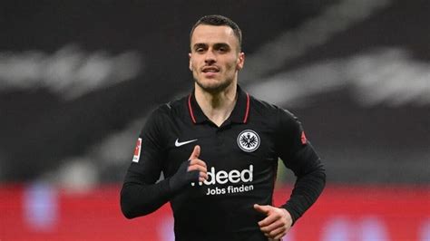 Sportmob West Ham Eager To Convince Frankfurts Kostic To Pen A Deal