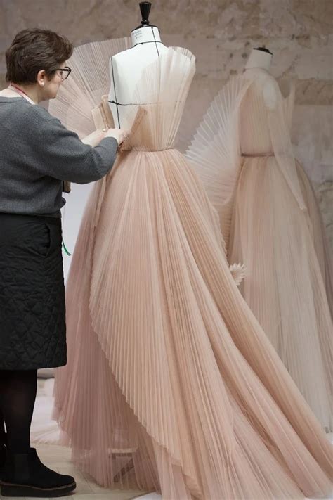 Behind The Scenes Diors Hand Pleated Couture Dress Moda Stilleri
