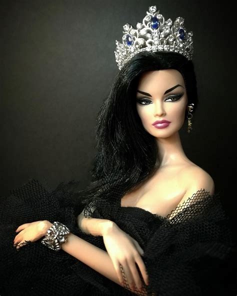 Pin By Hồng Ngọc On Queen Fashion Royalty Dolls Barbie Fashionista