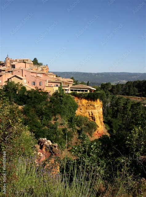 Le Village De Roussillon En Provence Stock Photo Adobe Stock