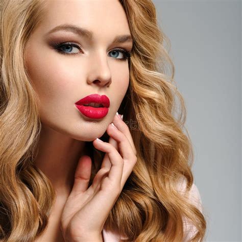 belle jeune fille blonde avec les lèvres rouges sexy photo stock image du coiffure blanc