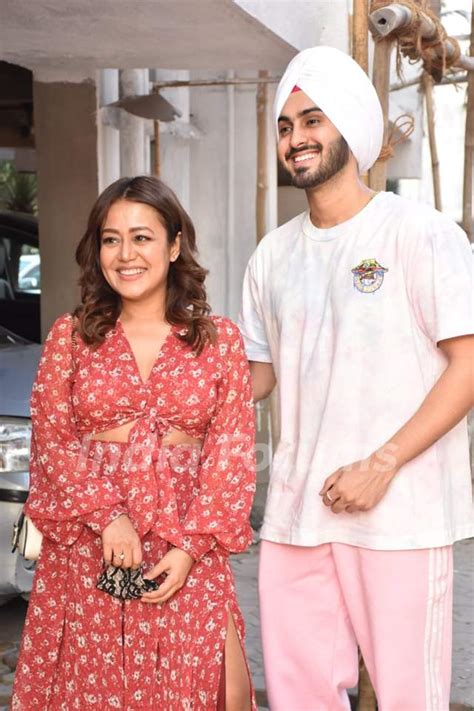 Neha Kakkar With Husband Rohanpreet Singh Snapped In Juhu Media