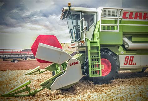 Daily Maintenance Of The Claas Dominator 98 Sl Maxi With C450 Header On
