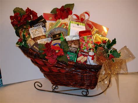 Looking for holiday gift baskets to send out in 2020? 40 Best Christmas Gift Basket Decoration Ideas - All About ...
