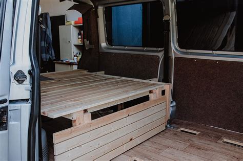 Vw t5 bett alu bettgestell ausziehbar bullibett bulli. Campervan Selbstausbau: Das Bett im VW T5 Transporter | Vw ...