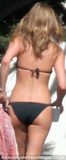Jennifer Aniston Flaunts Her Beach Body In Stunning Black Bikini During Her Mexican Getaway